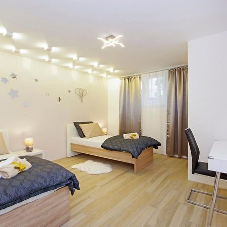 Split Symphony Garden: Modern, New Apartment Eksteriør billede