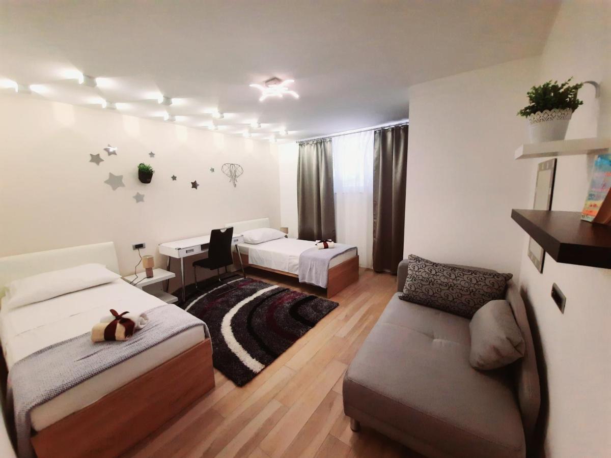 Split Symphony Garden: Modern, New Apartment Eksteriør billede
