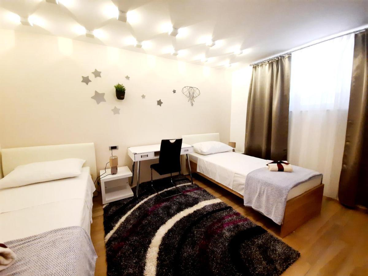 Split Symphony Garden: Modern, New Apartment Eksteriør billede