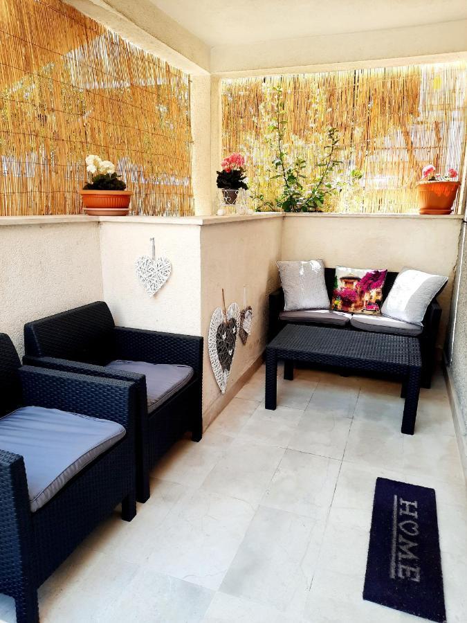 Split Symphony Garden: Modern, New Apartment Eksteriør billede