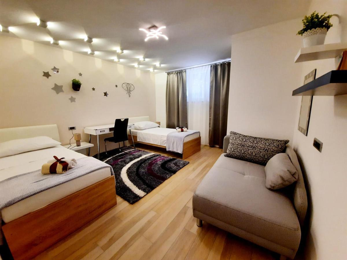 Split Symphony Garden: Modern, New Apartment Eksteriør billede