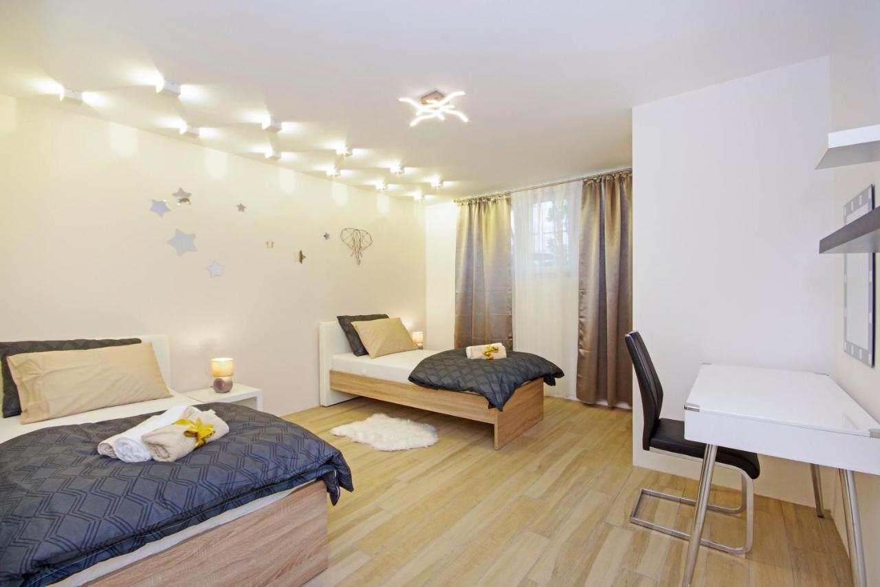 Split Symphony Garden: Modern, New Apartment Eksteriør billede