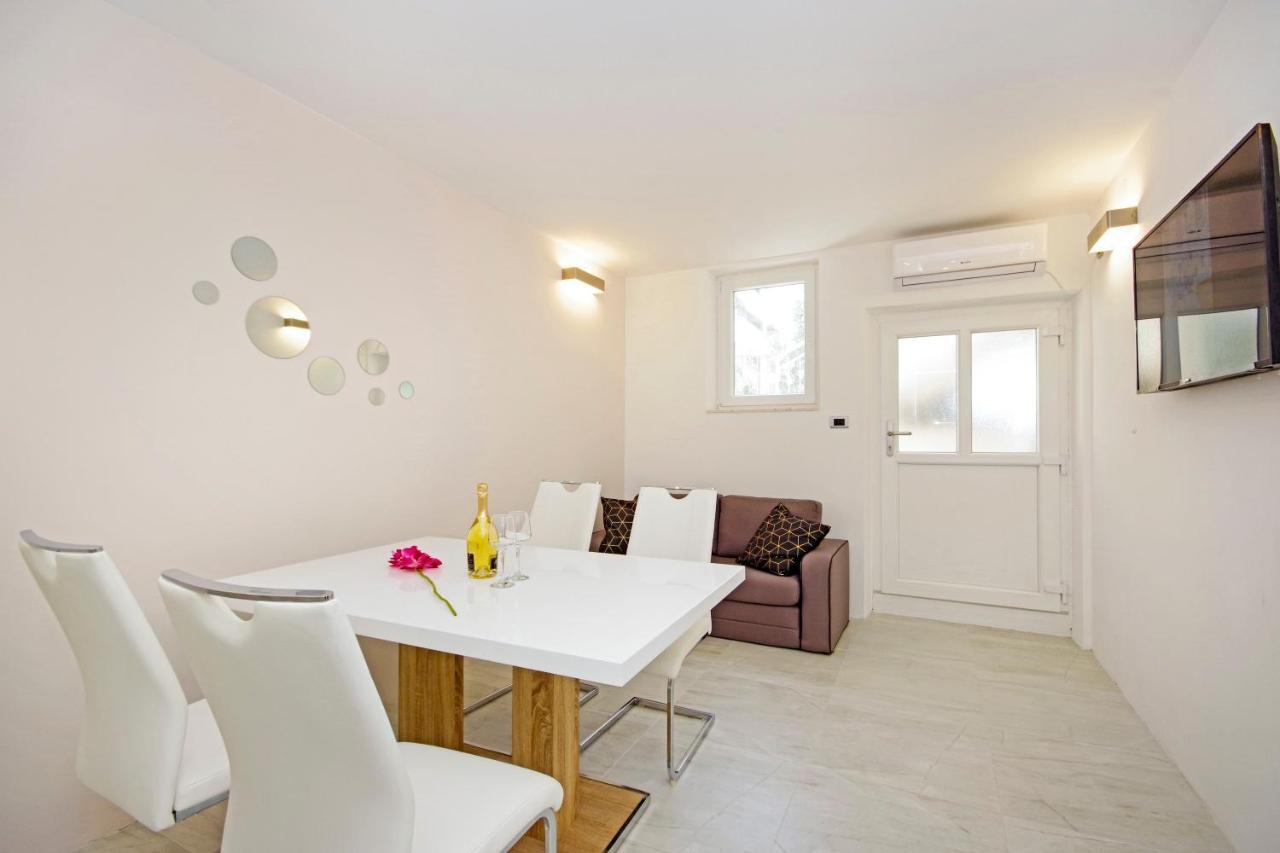 Split Symphony Garden: Modern, New Apartment Eksteriør billede