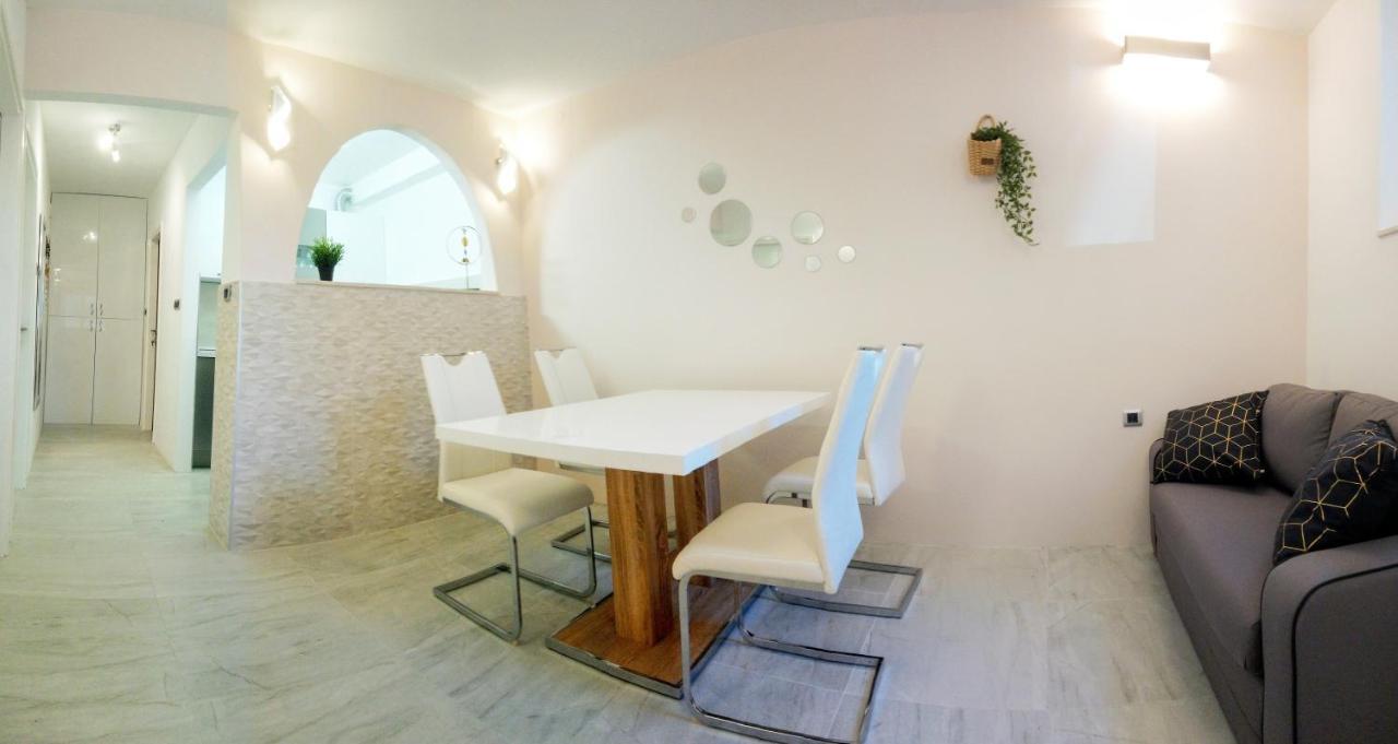 Split Symphony Garden: Modern, New Apartment Eksteriør billede