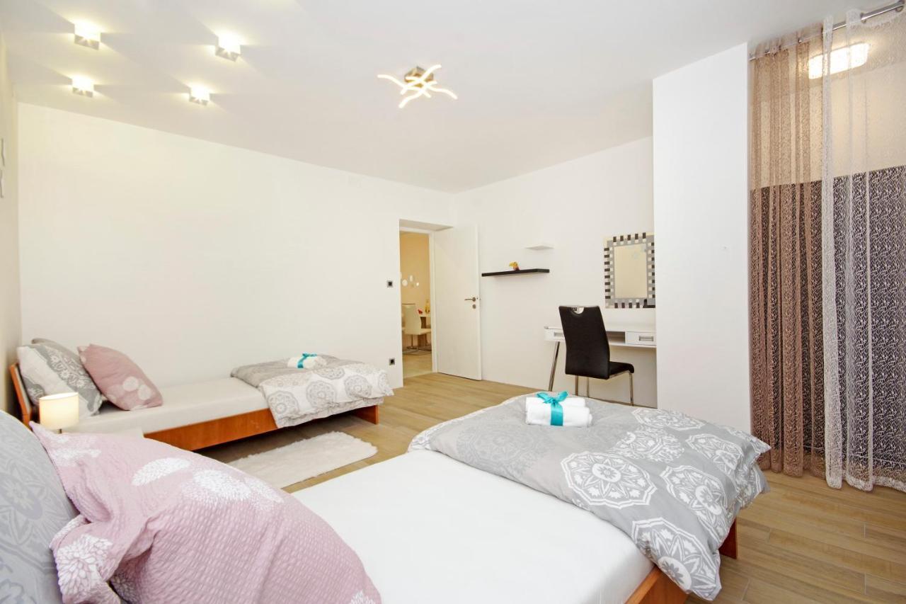 Split Symphony Garden: Modern, New Apartment Eksteriør billede