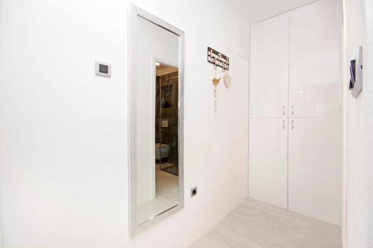 Split Symphony Garden: Modern, New Apartment Eksteriør billede