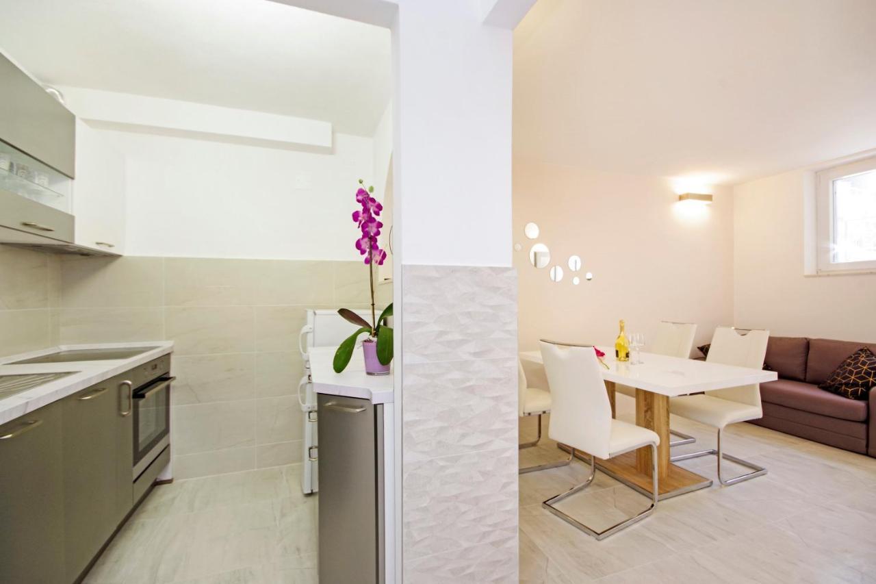 Split Symphony Garden: Modern, New Apartment Eksteriør billede